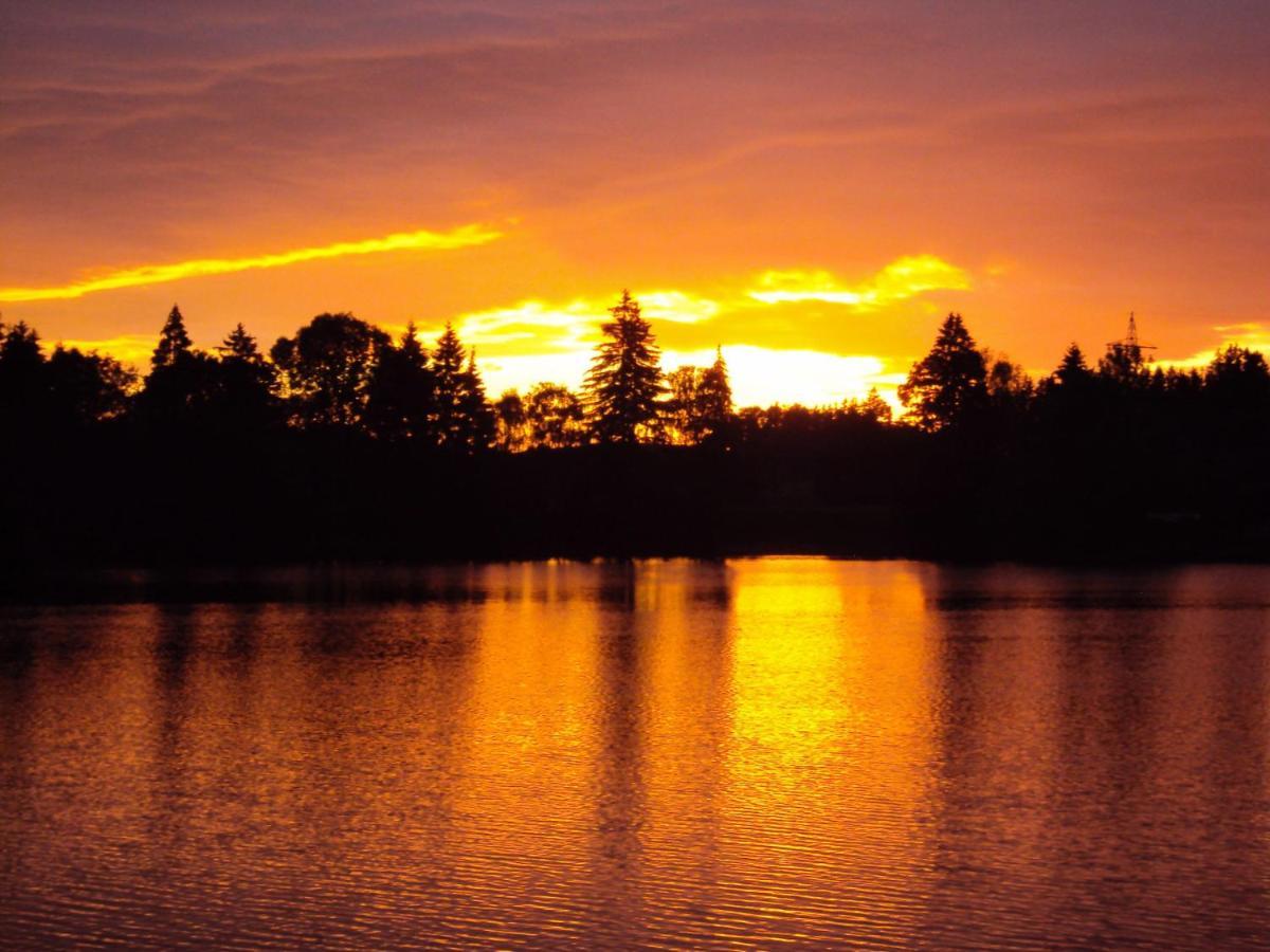 Direkt Am See Mit Bergblick Seeg Exterior foto